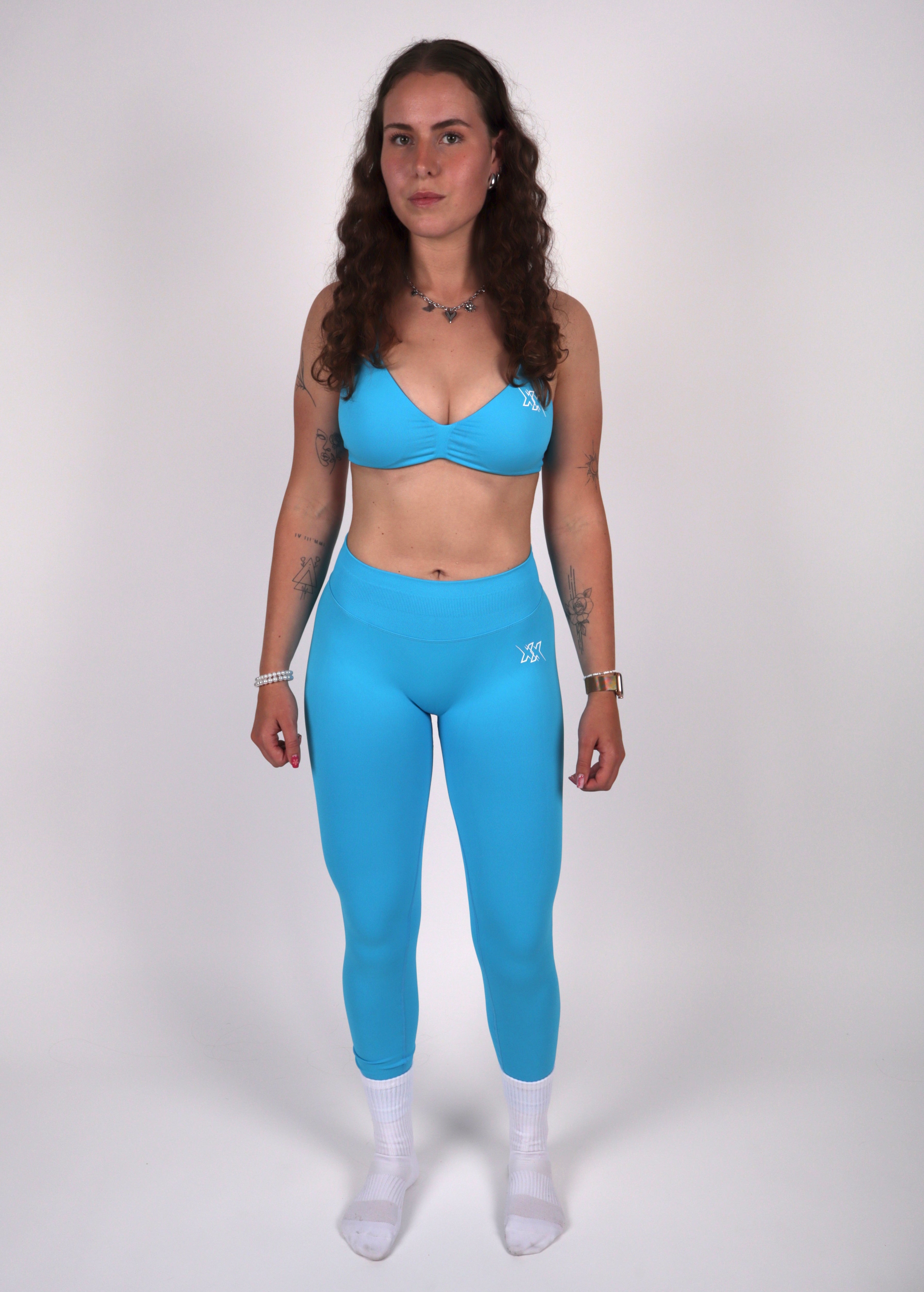 Model draagt de Extreme Bra en Extreme Legging in Hyper Blue uit de Extreme Collection van Next Extreme Performance.